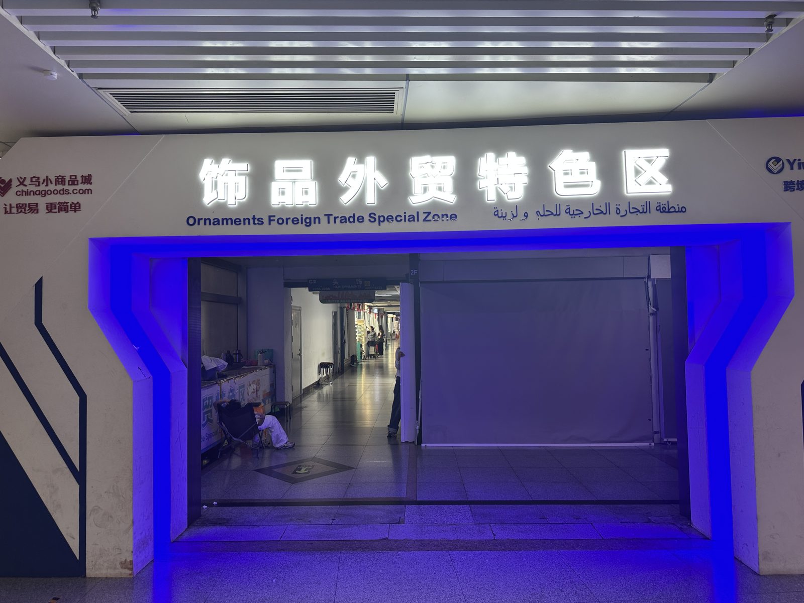 Transparent storage box and plastic household goods booth